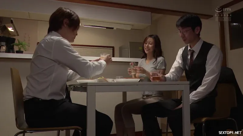 đến nhà tiền bối ở nhờ, cưỡng dâm luôn người vợ sếp