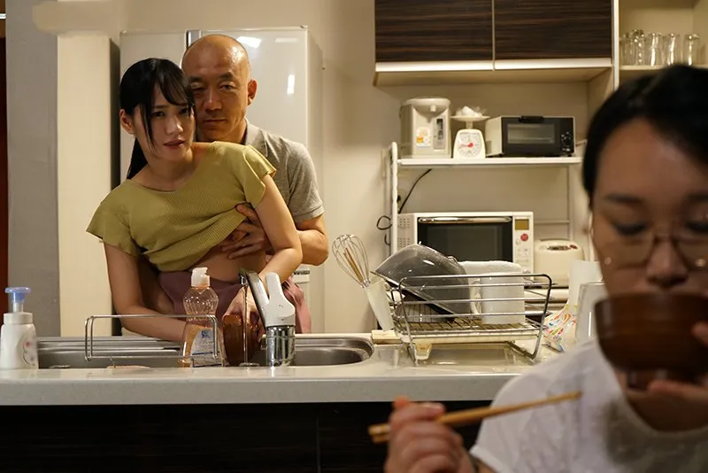 Anh xã quan hệ bé gái riêng của bà xã khi biết cô vợ không thể sinh con cho mình