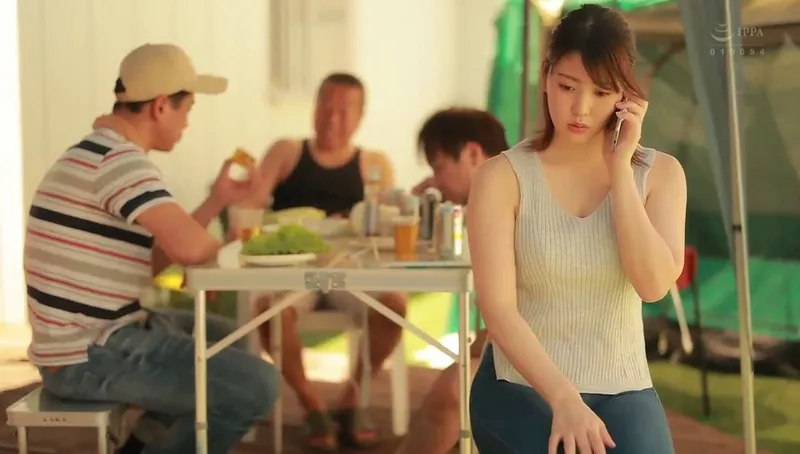 Chồng yêu khờ để bà xã tham gia sự kiện cắm trại với mấy gã nhà kề bên và cái kết