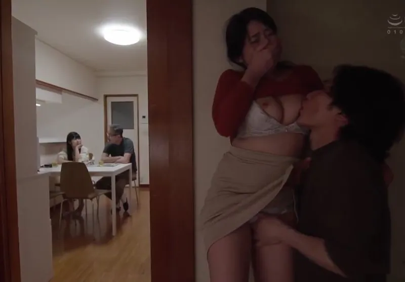 Má trộm nhìn bà xã ông chồng bé con chịch nào ngờ con rể nhìn thấy