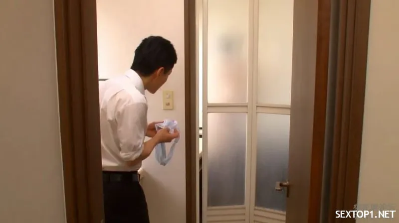 đến nhà chơi, thanh niên nhìn trộm mẹ em người yêu tắm